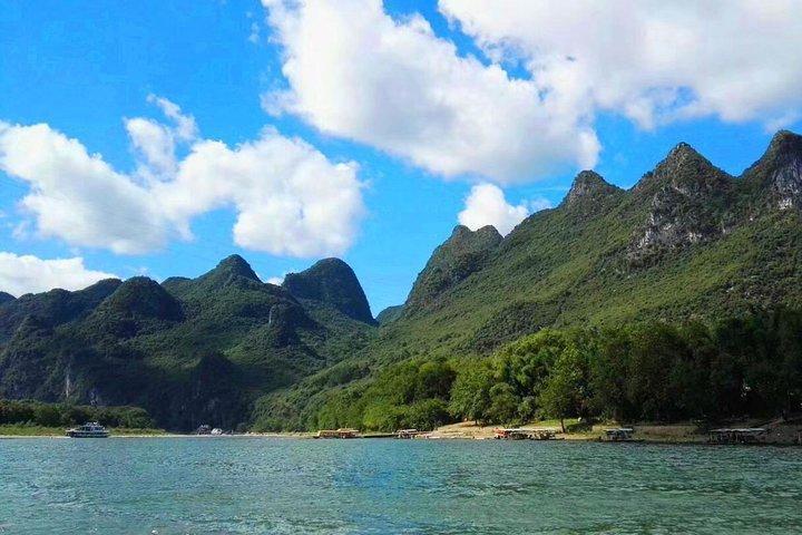 Visite privée de Guilin avec grotte de flûte de roseau, rafting en bambou + Explorez Yangshuo à vélo
