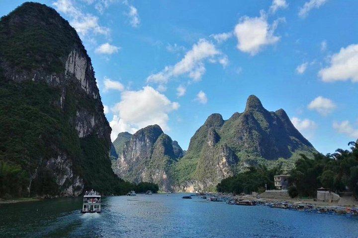 Visite privée de Guilin avec grotte de flûte de roseau, rafting en bambou + Explorez Yangshuo à vélo