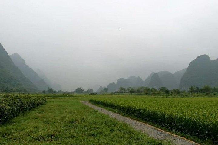 Visite privée de Guilin avec grotte de flûte de roseau, rafting en bambou + Explorez Yangshuo à vélo