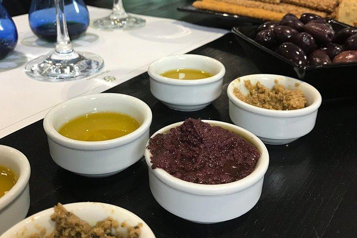 Tour privato di Corinto e degustazione di olio d'oliva da Atene