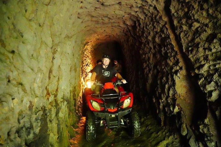 Jungle ATV Quad Bike durch Gorilla Face Cave