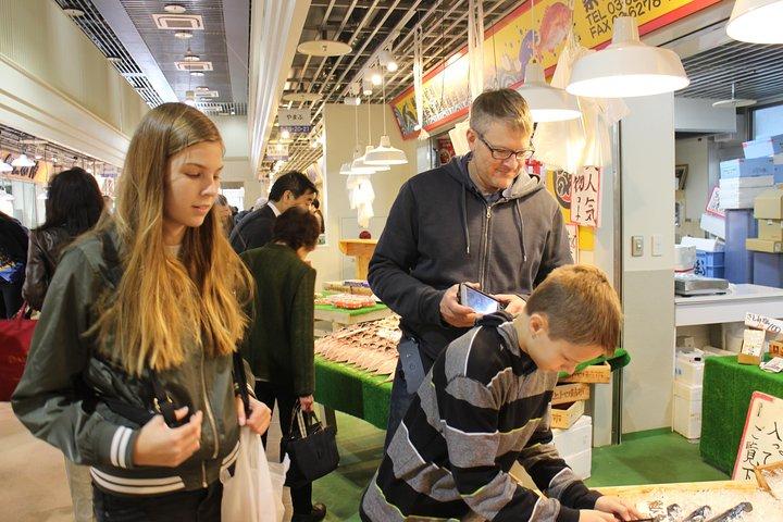 Leilão de atum no mercado de Toyosu com guia qualificado e passeio matinal pelo mercado externo de Tsukiji