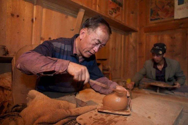 1-Day Shangri-La Tour to Ganden Monastery, Nixi Pottery Village and Tibetan Town