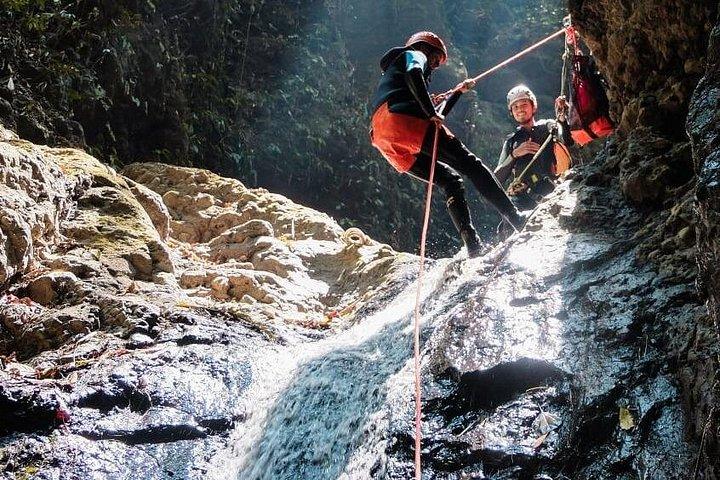 バリ島での中間キャニオニングツアー「Maboya Canyon」