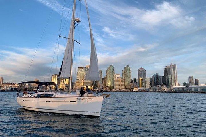 Sunset sejl langs San Diego Skyline