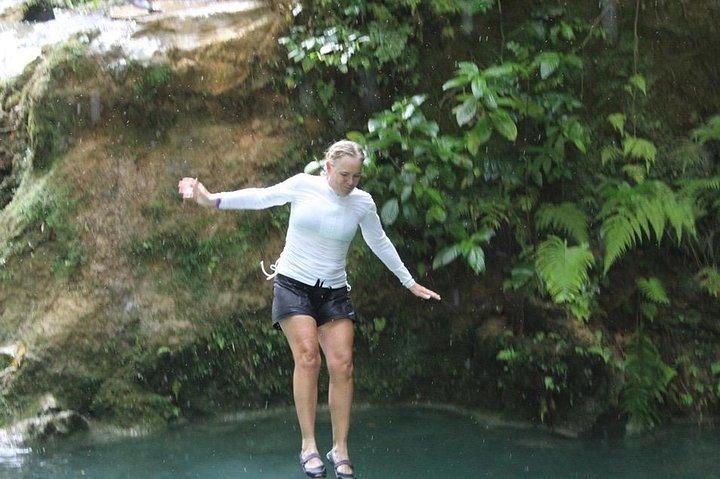 Cachoeiras Blue Hole da baía Runaway