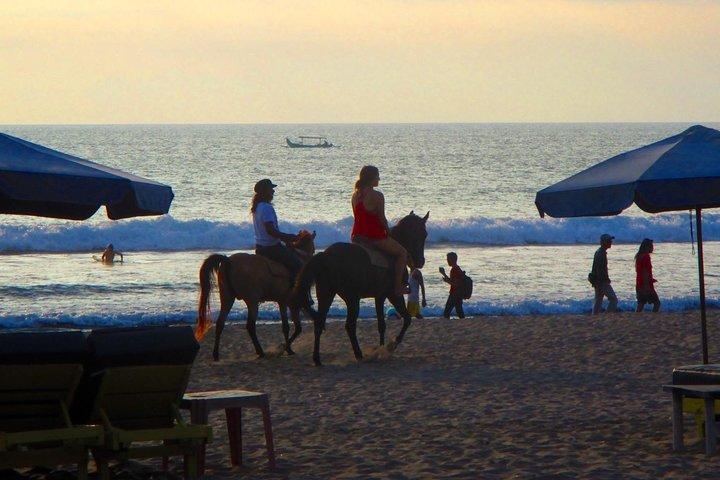 バリ島セミニャックビーチでの乗馬体験