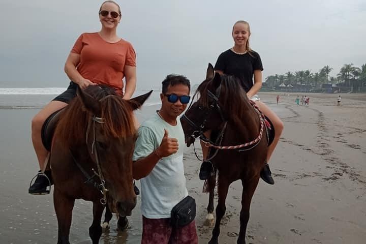 バリ島セミニャックビーチでの乗馬体験