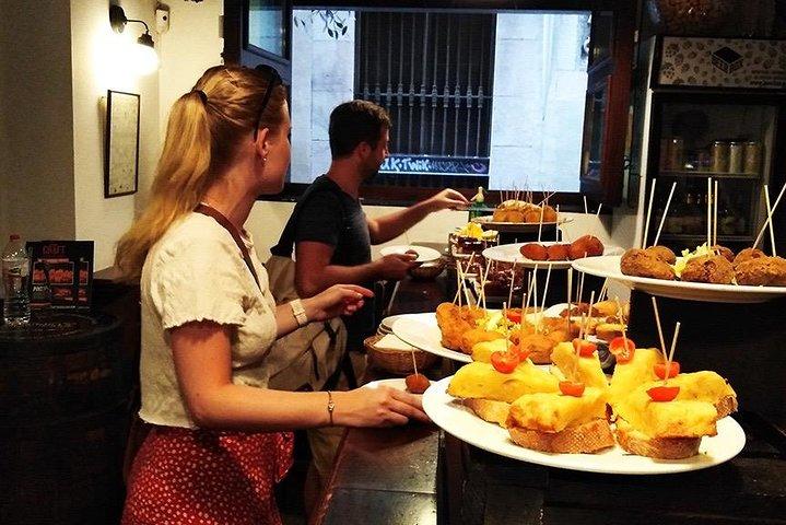 バルセロナのガイド付きストリート フード ツアーとゴシック地区訪問