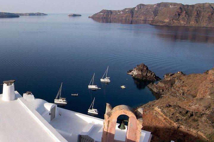 Voyage partagé au coucher du soleil doré de Santorin via les sources chaudes et la plage blanche