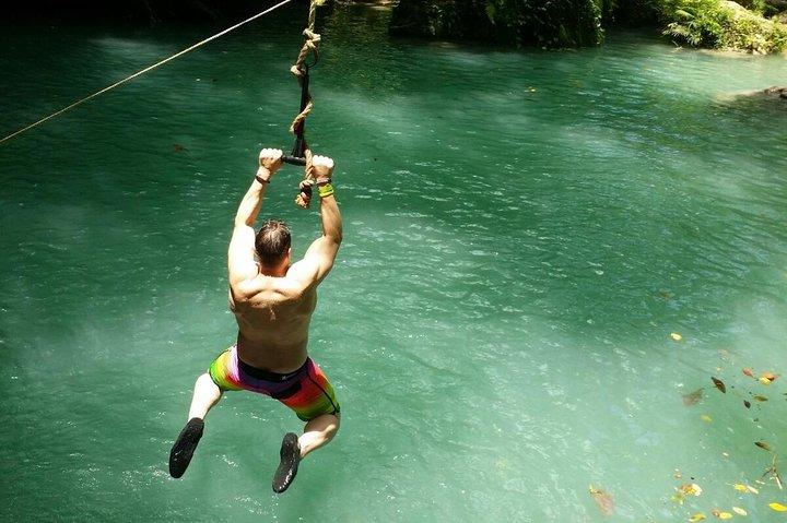 Full-Day Blue Hole privétour vanuit Montego Bay met Zipline