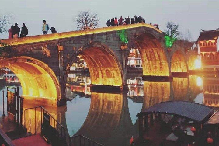 朱家角古代都市と必見の上海のアトラクションを含むプライベートツアー