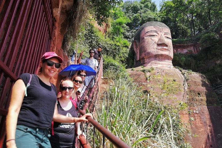 Privat Leshan Buddha-dagstur med lokalt marked på besøg