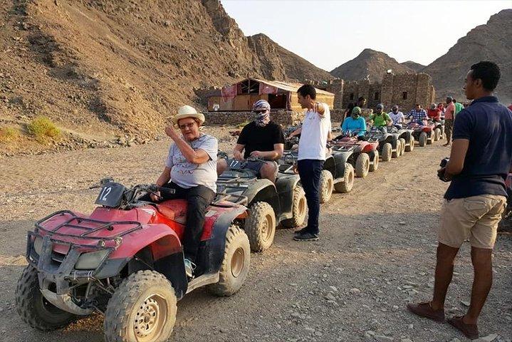 Hurghada Bedouin Desert Safari de Jeep - Quad bike, passeio de camelo e jantar beduíno