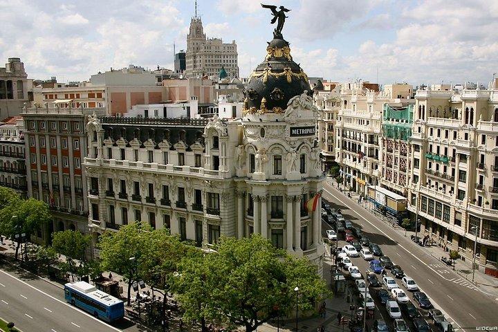Private Transfer: Madrid Airport MAD to Madrid by Luxury Van