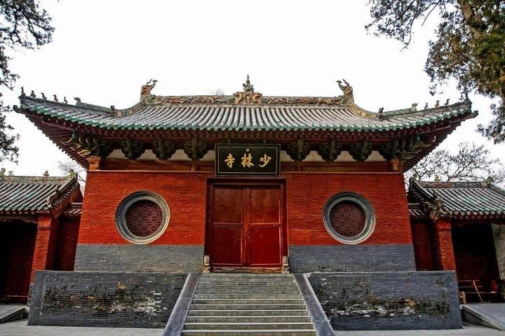 1-dages Longmen Grottoes & Shaolin Temple Tour fra Xian med Round-way Bullet Train