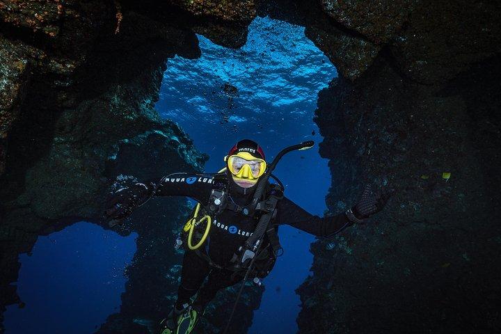 2 Tank Lanai Cathedral Dive Via båd til certificerede dykkere