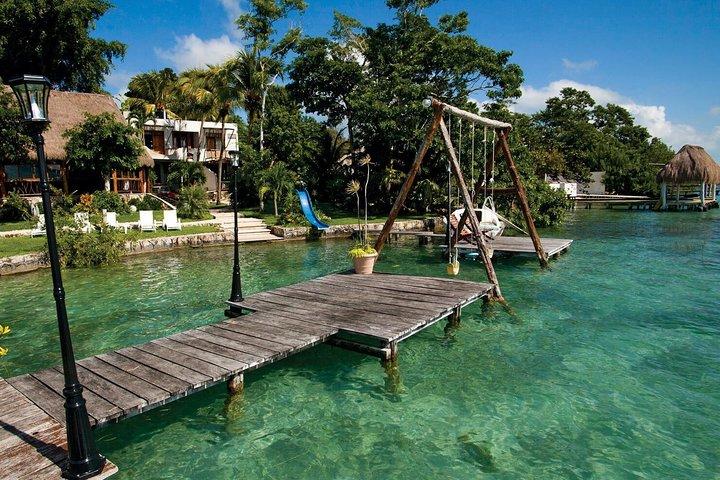ポンツーンボートに乗る魔法のBACALAR TOUR。 (交通費 + 朝食 + 食事)