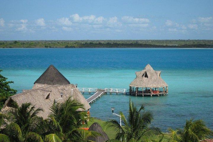 ポンツーンボートに乗る魔法のBACALAR TOUR。 (交通費 + 朝食 + 食事)
