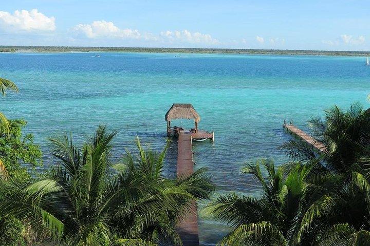 ポンツーンボートに乗る魔法のBACALAR TOUR。 (交通費 + 朝食 + 食事)