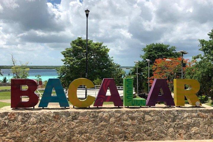 ポンツーンボートに乗る魔法のBACALAR TOUR。 (交通費 + 朝食 + 食事)