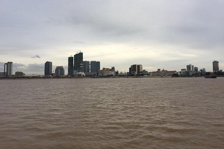 Phnom Penh Highlights: Private Full-Day Guided City Tour