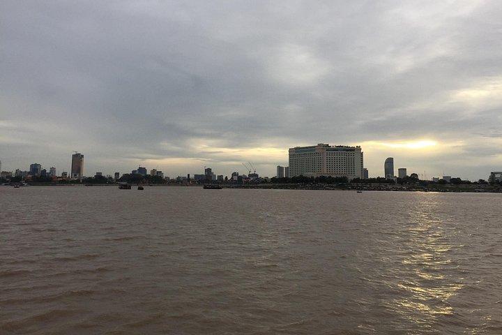 Phnom Penh Highlights: Private Full-Day Guided City Tour