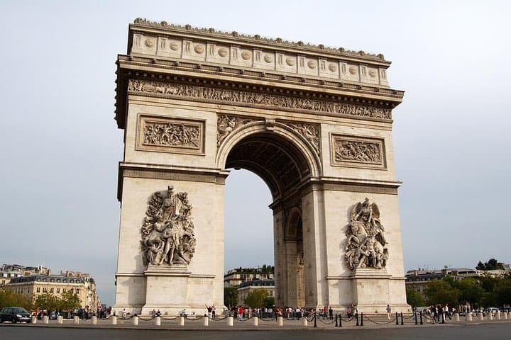Half-Day Private Guided Walking Historic WW2 Tour of Paris