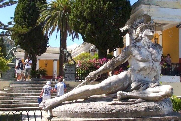 Palácio Achilleion e cidade de Corfu