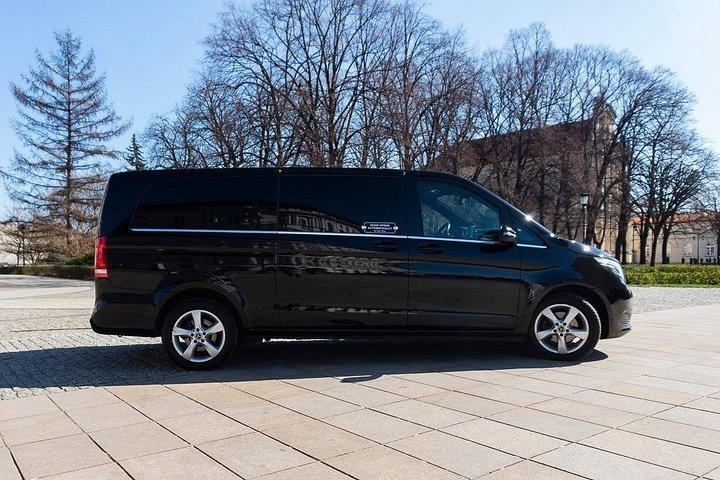 ワルシャワからクラクフへの専用車による高級バンの送迎