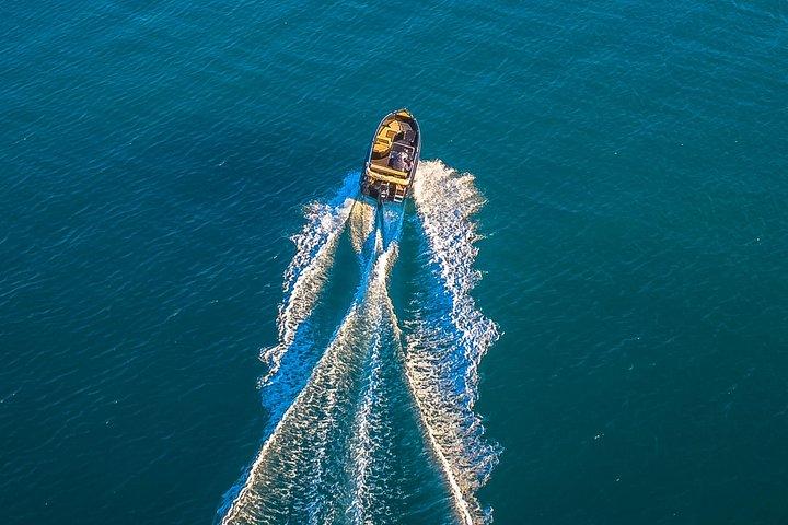 サントリーニ島のボート レンタル: ライセンス無料、1 日または半日のオプション