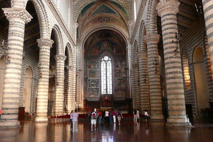 ローマからオルヴィエートとチヴィタディバニョレージョへの終日プライベートツアー