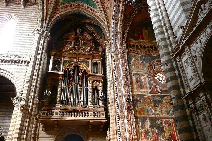 ローマからオルヴィエートとチヴィタディバニョレージョへの終日プライベートツアー