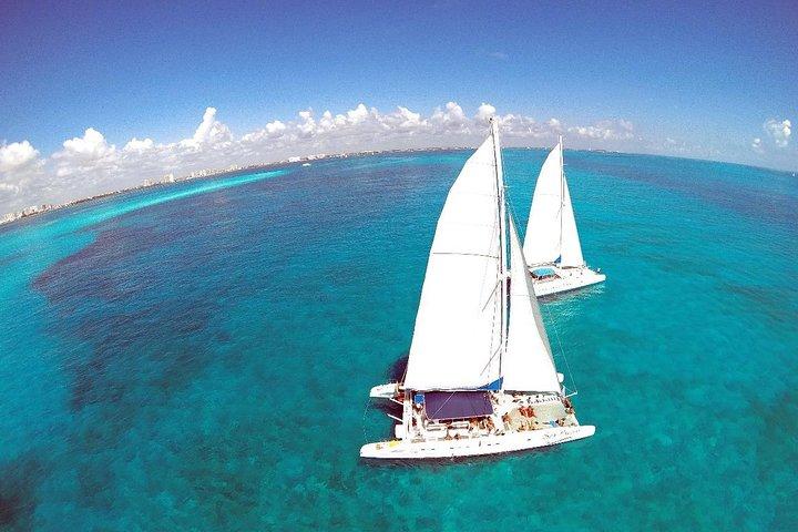 カンクンの本からすべてを含むカタマランでムヘレス島に今すぐ行きましょう！