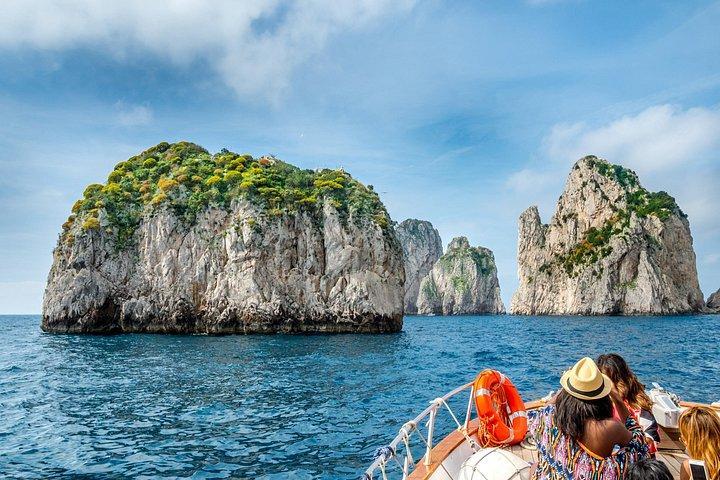 カプリ島とソレント海岸のプライベートセーリング旅行
