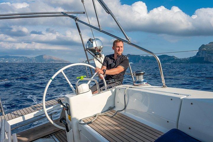 カプリ島とソレント海岸のプライベートセーリング旅行