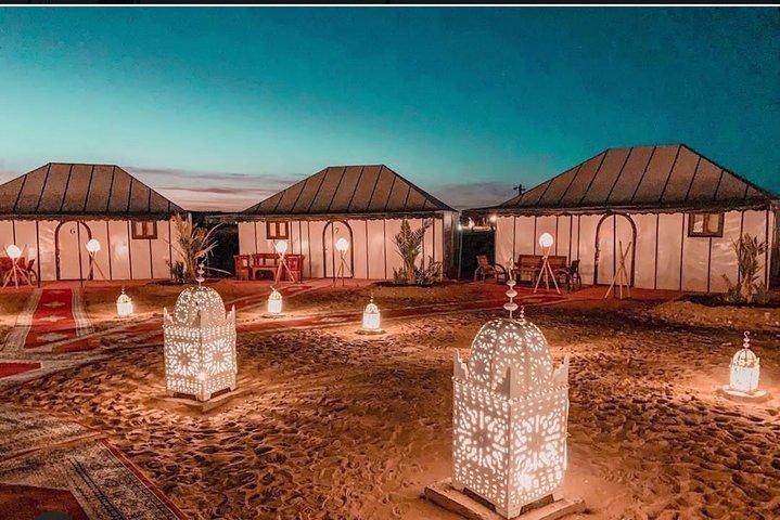 Merzouga: alojamiento en el lujoso campamento del desierto con paseo en camello, comidas y sandboard