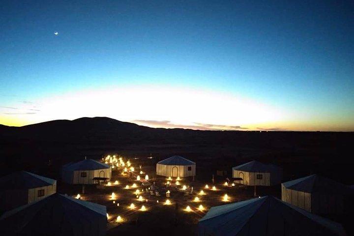 Merzouga: alojamiento en el lujoso campamento del desierto con paseo en camello, comidas y sandboard