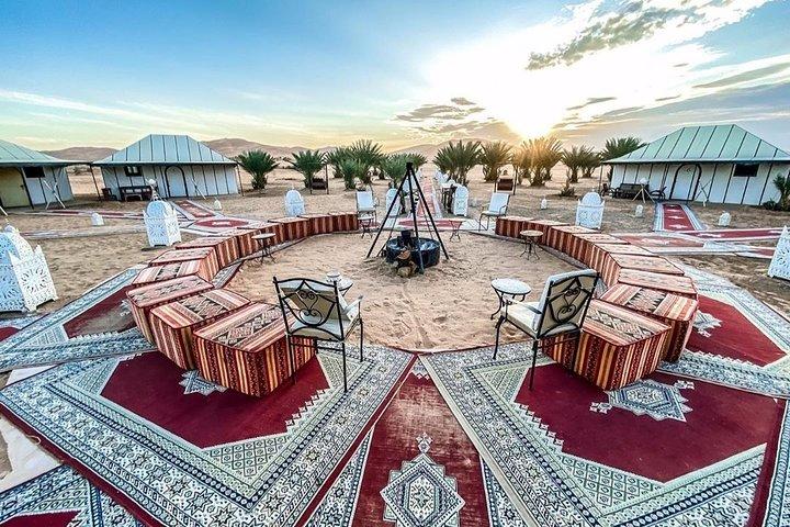 Merzouga: alojamiento en el lujoso campamento del desierto con paseo en camello, comidas y sandboard