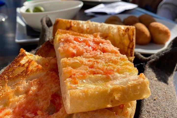 Tour a piedi storico di Barcellona ed esperienza gastronomica