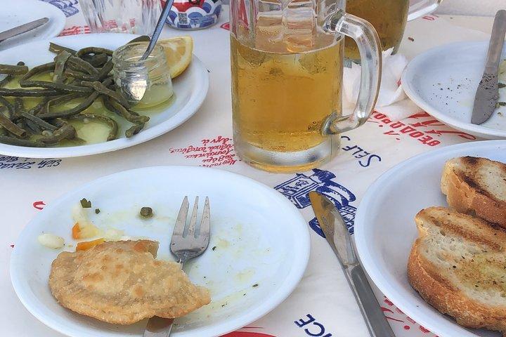 地元の食べ物と飲み物を含むアテネの見どころを巡る eBike ツアー