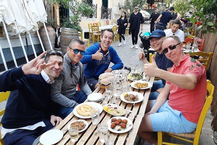 地元の食べ物と飲み物を含むアテネの見どころを巡る eBike ツアー