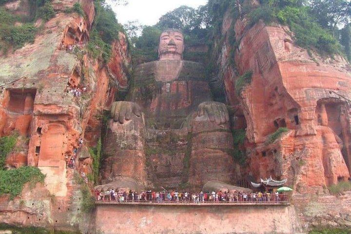 重慶からのプライベートパンダ基地と楽山仏の日帰りツアー