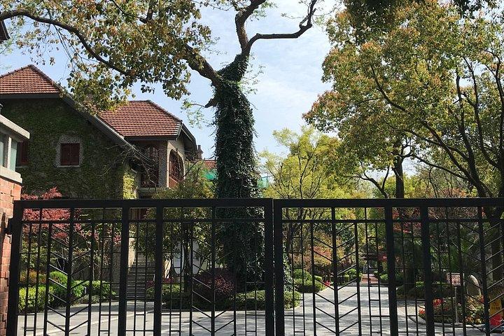 上海タワー、ユダヤ人難民博物館、龍華寺のプライベートツアー