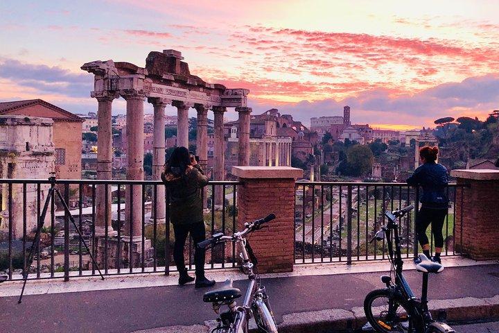 Amanhecer em Roma: passeio de bicicleta elétrica em grupo pequeno com pequeno-almoço Italiano