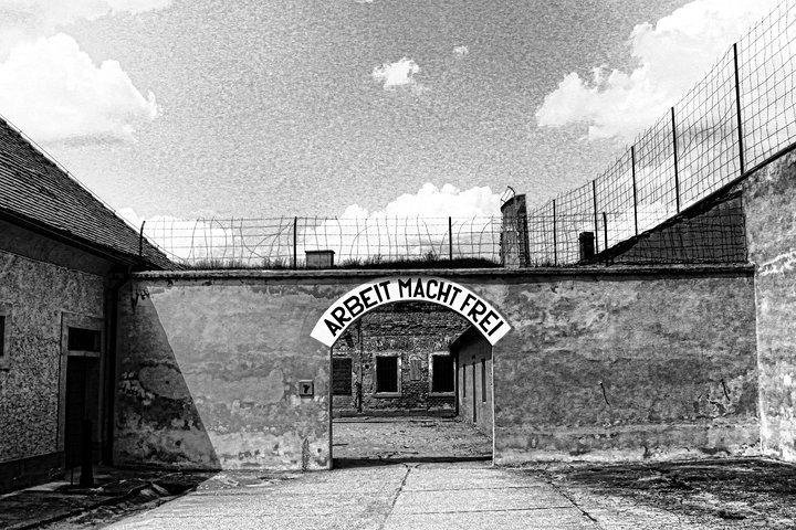 Private Führung durch das Nazi-Lager Terezin mit Schloss und Mittagessen