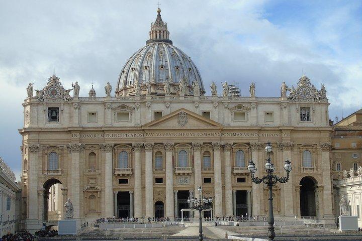 Traslado del aeropuerto de Fiumicino Fco al puerto de Civitavecchia con 3 horas de recorrido por Roma