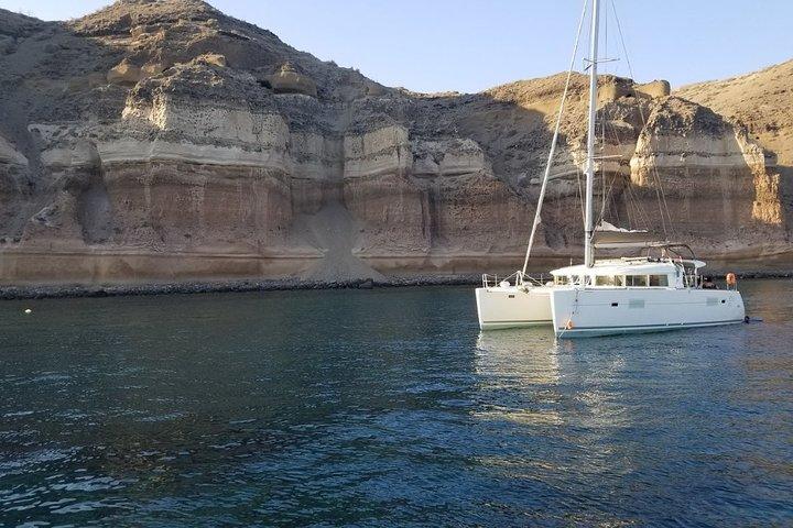 サントリーニ カルデラ ゴールド デイ クルーズ、船上でのバーベキューとオープン バー付き