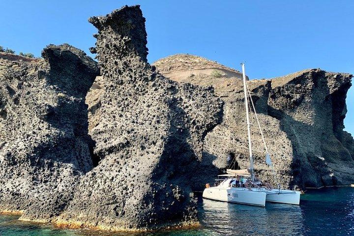 サントリーニ カルデラ ゴールド デイ クルーズ、船上でのバーベキューとオープン バー付き