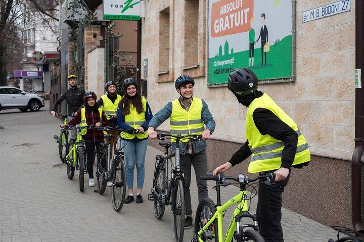 Visite privée d'une demi-journée à Chisinau à vélo avec un guide local